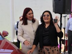 Alcaldesa Rosi Wong entrega premios a maestras y maestros ganadores de la rifa del Día del Maestro