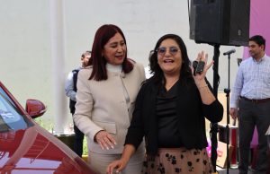 Alcaldesa Rosi Wong entrega premios a maestras y maestros ganadores de la rifa del Día del Maestro