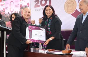 Alcaldesa Rosi Wong entrega preseas al mérito civil en el 201 Aniversario de Tecámac